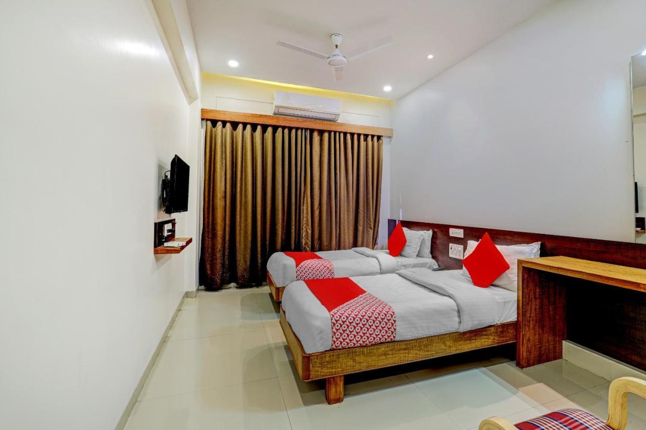 Oyo 77491 Hotel Shreenath Valsad Exterior photo